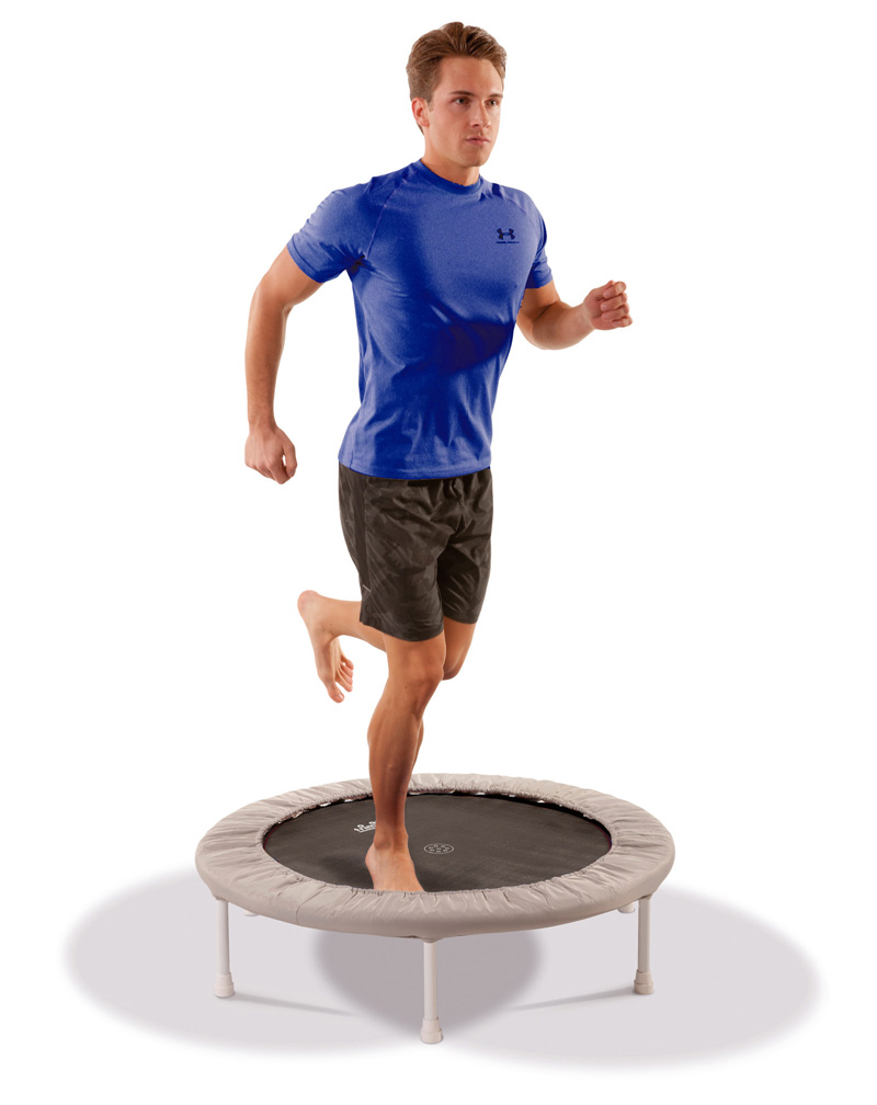 Mann joggt auf einem Trimilin-sport Fitnesstrampolin