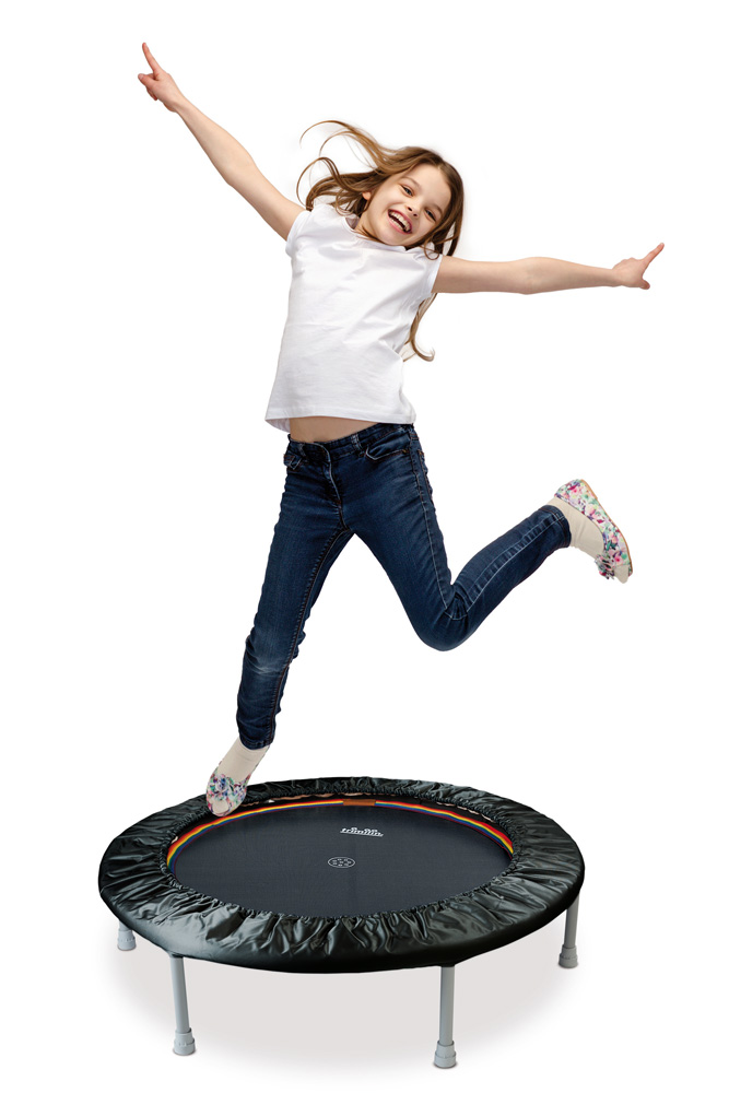 Mädchen springt auf einem Trimilin-kids Kindertrampolin