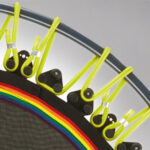 Trimilin-vario Gummikabel gespannt an Sprungmatte und Trampolin Rahmen