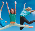 Kinder springen in die Luft