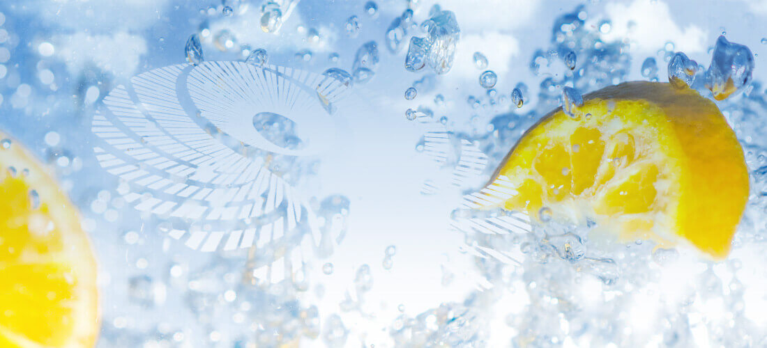 wassertropfen mit frischer zitrone